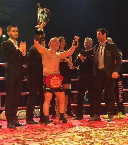 Vidéo Mike ZAMBIDIS conserve sa ceinture Superkombat