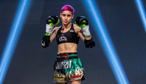 Maria LOBO boxeuse aux cheveux rouges