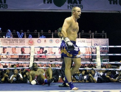 Riddick BOWE prend correction Résultats MUAYTHAI SUPER FIGHT