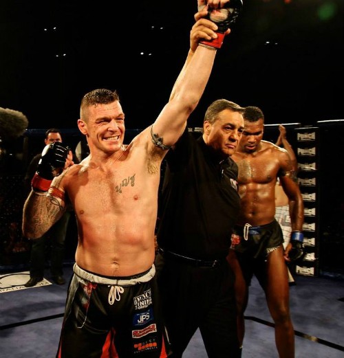 John Wayne PARR comme lion cage