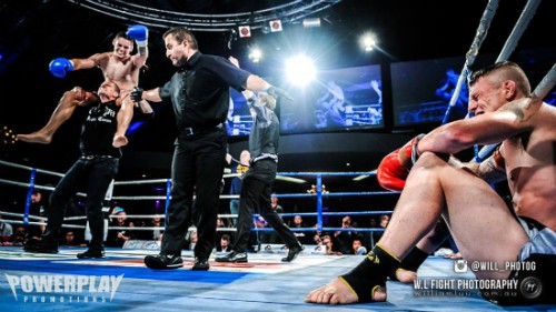 Vidéo Toby SMITH met John Wayne PARR KO