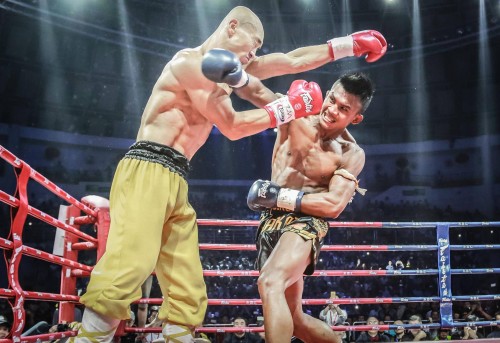Vidéo BUAKAW chahuté mais vainqueur