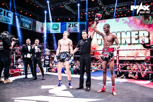 Hamza NGOTO entre cour grands