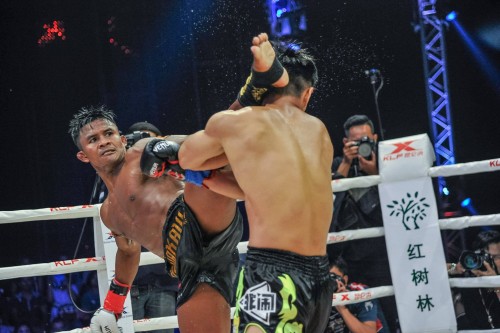 Vidéo BUAKAW impose à nouveau contre Kong LINGFENG