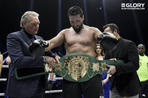 Vidéos Jamal BEN SADDIK remporte tournoi poids-lourds GLORY 62
