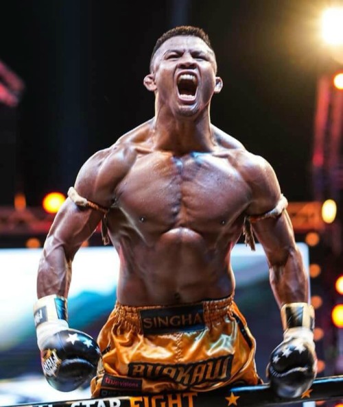 Vidéo BUAKAW gagne avant limite à l ALL STAR FIGHT
