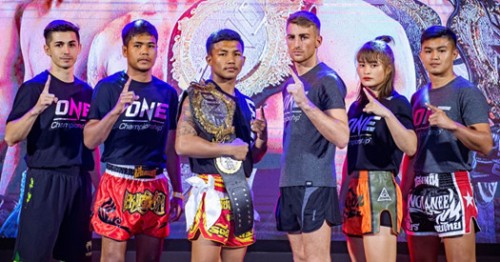 Vidéos ONE Brice DELVAL tout proche MUANGTHAI Adam LARFI surclasse Victor PINTO