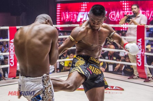 Vidéo BUAKAW bat Chris NGIMBI combat seul round