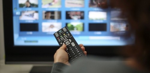 Télévision pieds-poings à dérive attend son sauveur