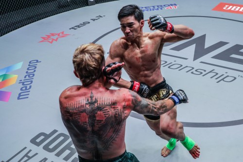 Vidéo TAWANCHAI gagne par KO pour son entrée au ONE